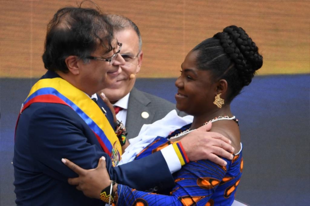 Petro juró y prometió poner fin a la violencia interna en Colombia