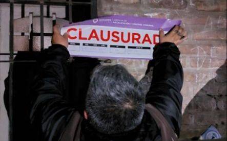 Clausuran establecimiento investigado por presunta trata de personas
