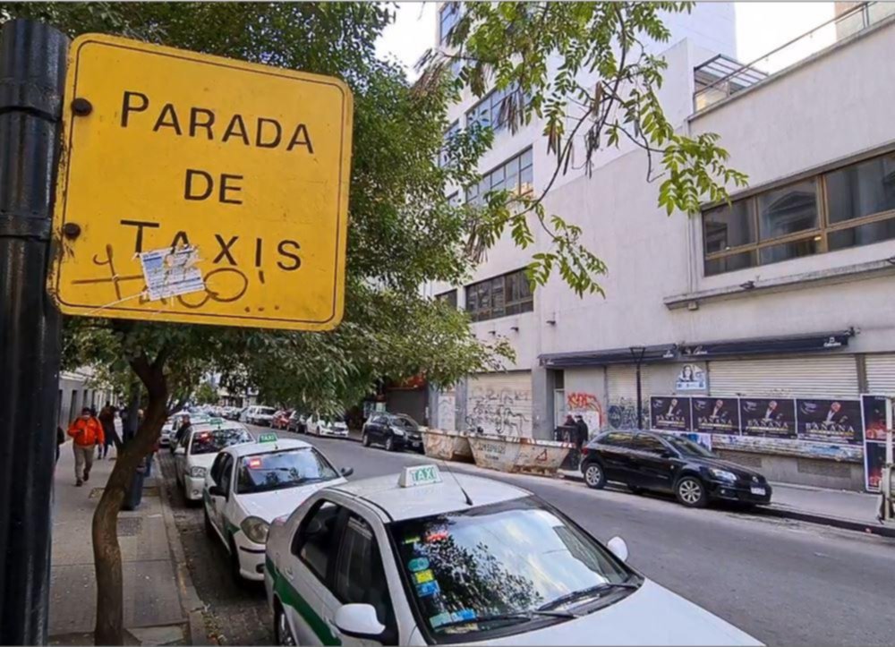 Entre las aplicaciones y los bolsillos flacos, los taxistas pierden viajes