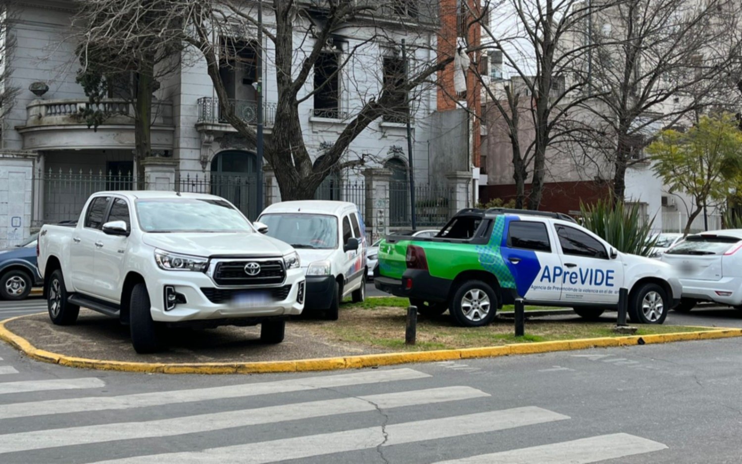 Tránsito sin ley: el "estacioná donde quieras" hizo escala a metros de un ministerio