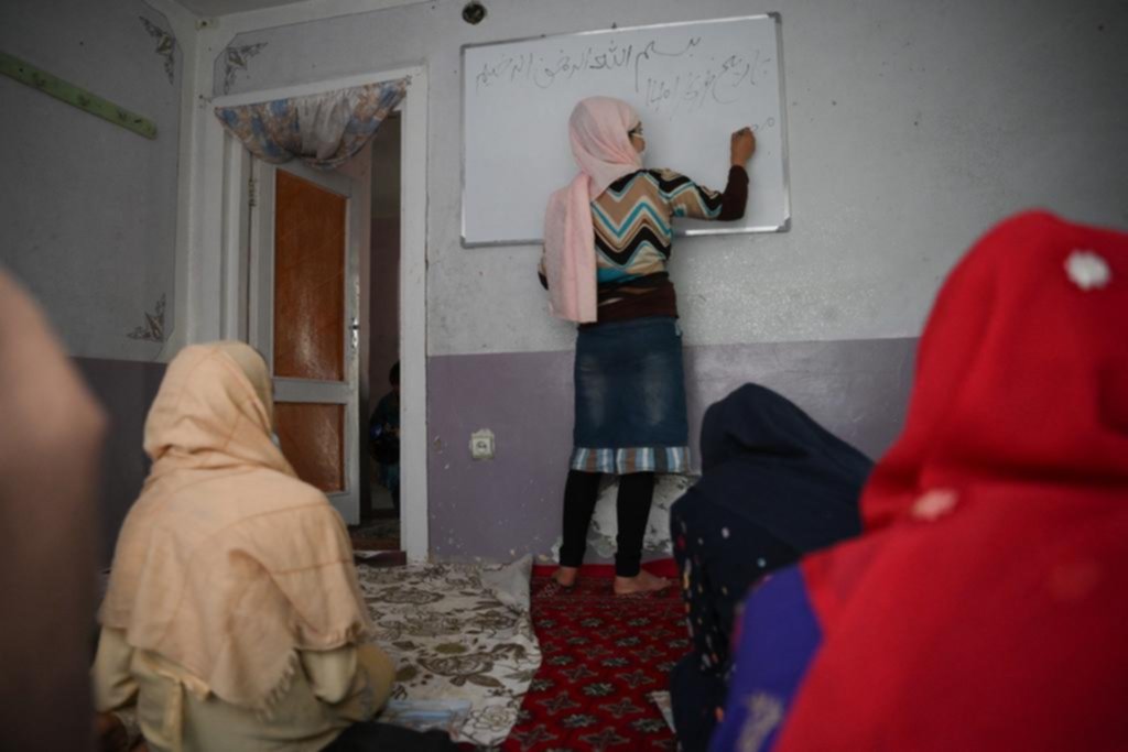 Cómo chicas afganas desafían a los talibanes en escuelas secretas