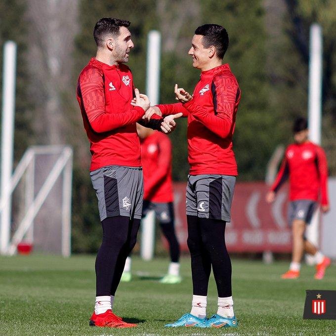 Zielinski prueba y espera pensando en Paranaense