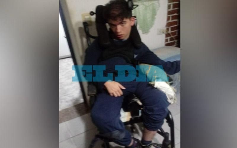 Piden urgente una silla postural para Ian, un joven platense que sufre de escoliosis
