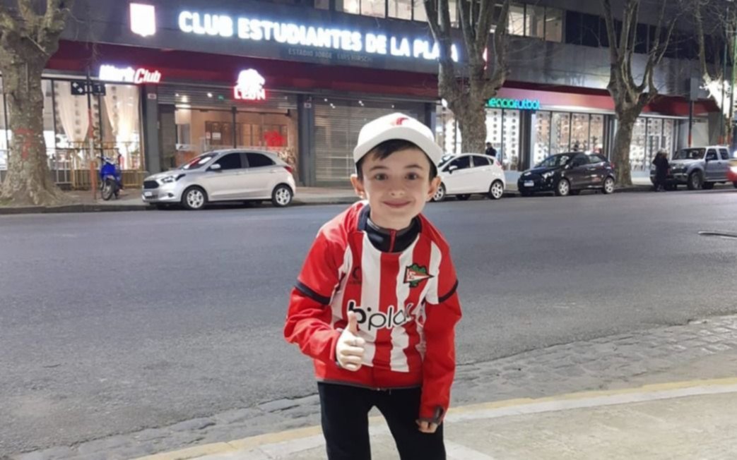 De Tierra del Fuego a La Plata: llegó Juanse, el nene viral del Pincha que sigue emocionando