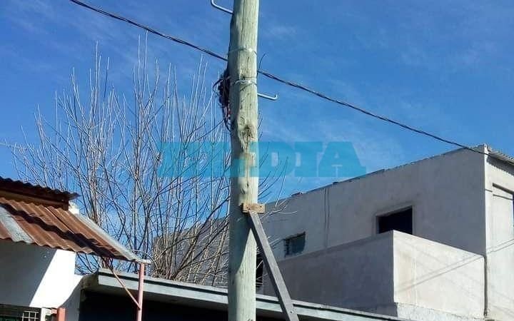Temor por un poste que se está por caer en 156 bis entre 68 y 69
