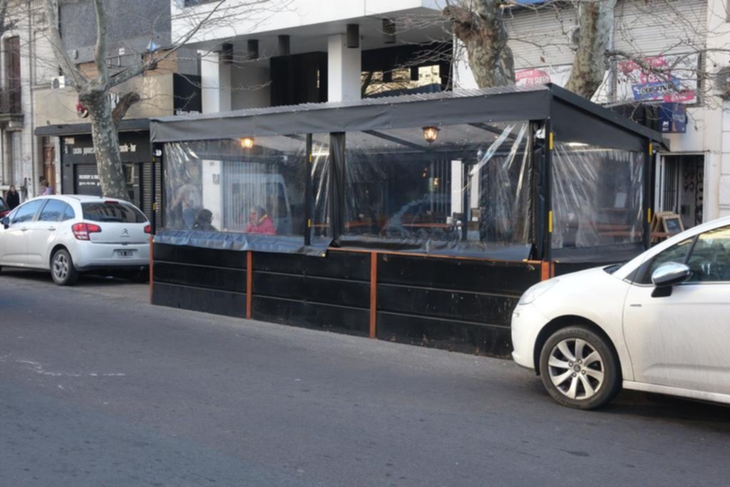 A levantar la mesa: restoranes y bares de La Plata se quedan sin calle