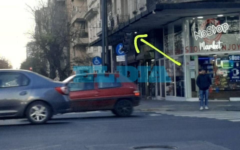 ¡Cuidado! Complicaciones para cruzar 7 y 45 por un semáforo torcido