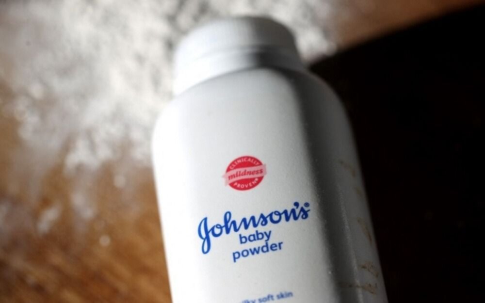 Johnson & Johnson suspende la venta de sus polvos de talco en todo el mundo 