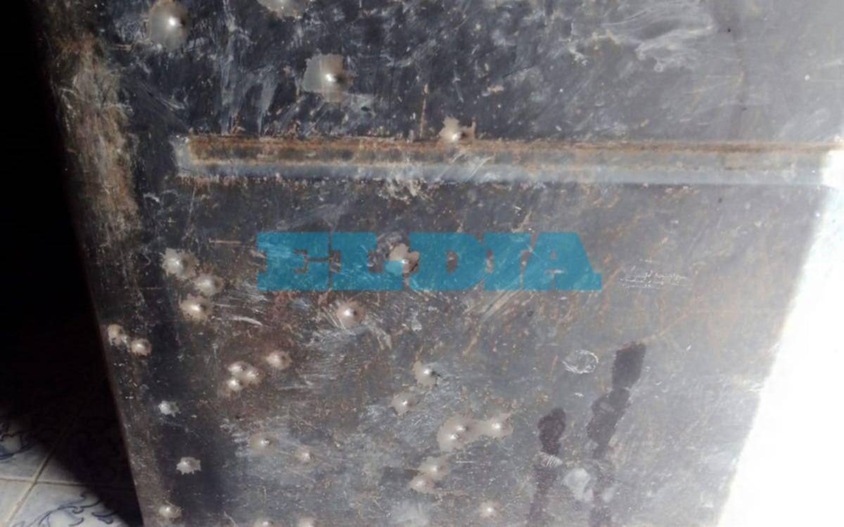 Les llenaron la puerta de balas a escopetazos: denuncian a una banda que roba en el barrio