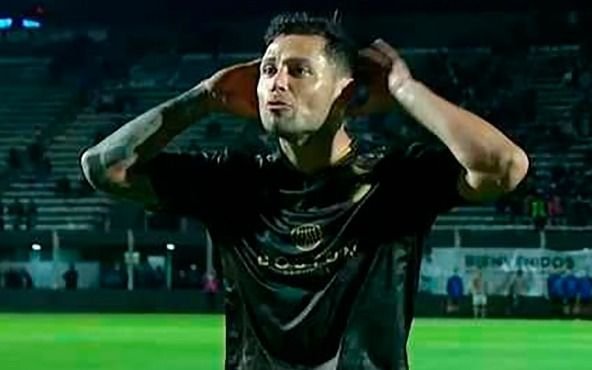 Fuerte cruce de Mauro Zárate con un hincha de Platense: enojo e insultos en pleno partido