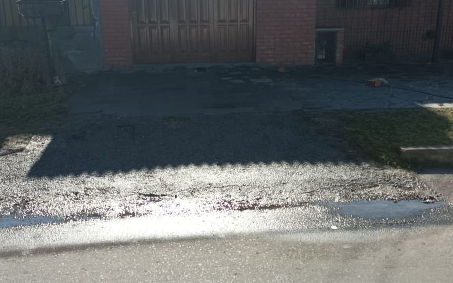 "No dan bolilla": indignación de vecinos en un barrio platense por un caño de agua roto