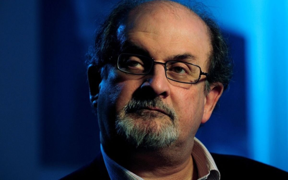Mejora Salman Rushdie: le quitaron el respirador artificial y dijo sus primeras palabras luego del ataque