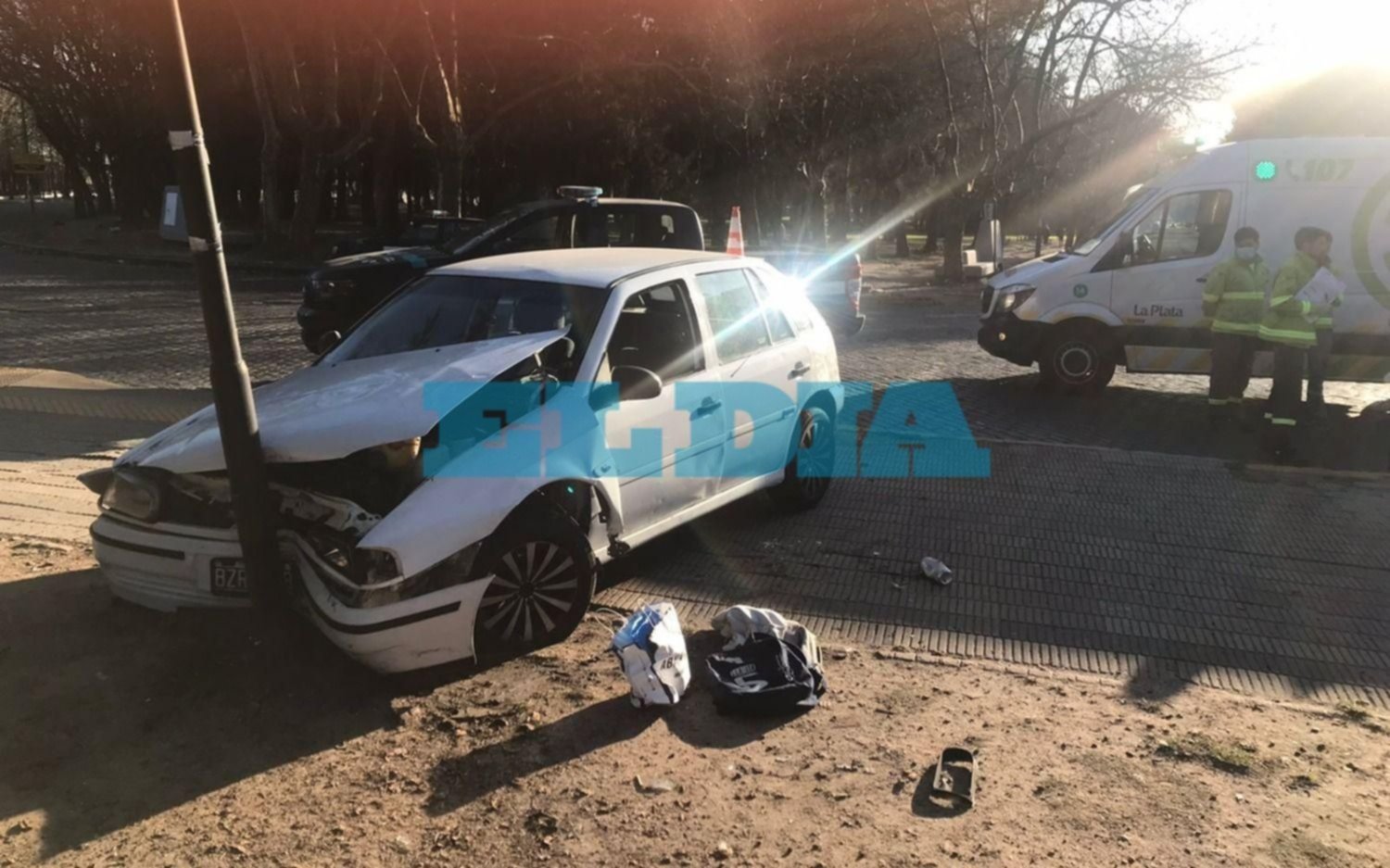 Domingo accidentado: un auto impactó contra una poste de luz en pleno centro de la Ciudad