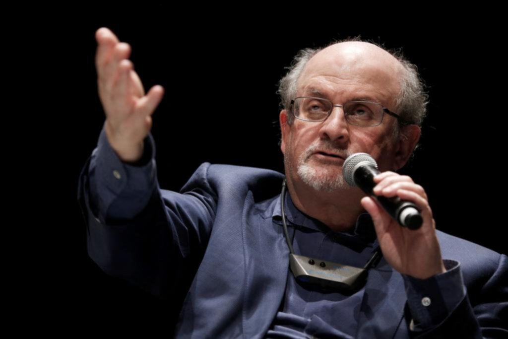 Señales de mejoría: Salman Rushdie, sin respirador