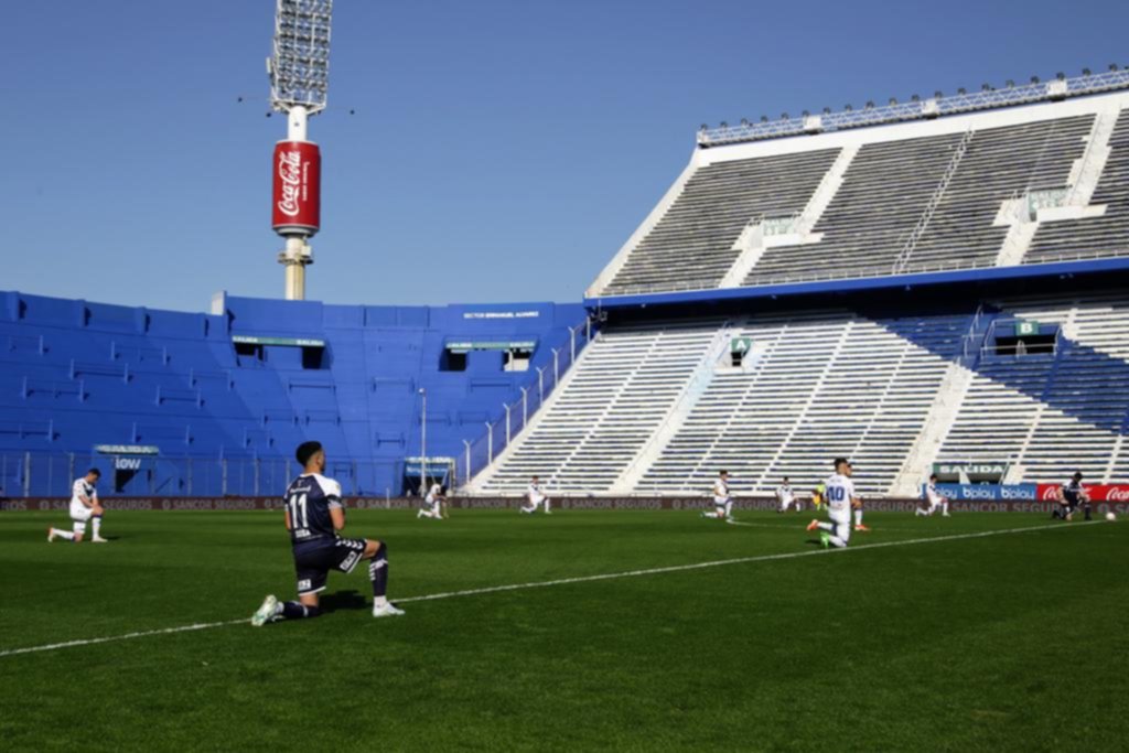 El Estadio “José Amalfitani” estuvo totalmente vacío, y con la gente local afuera