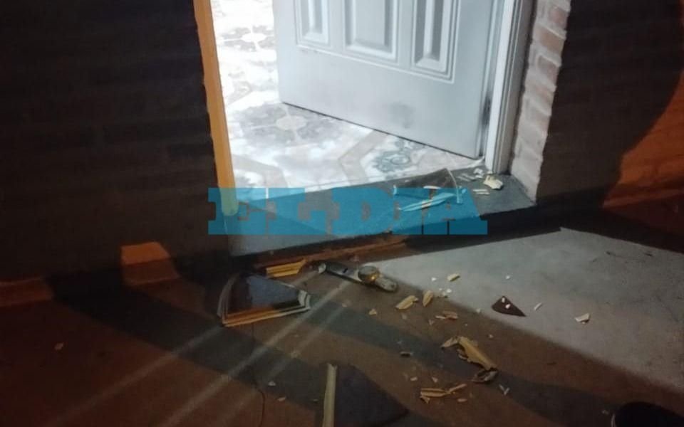 Madrugada de terror en La Plata: rompieron la puerta a mazazos y se le metieron a robar