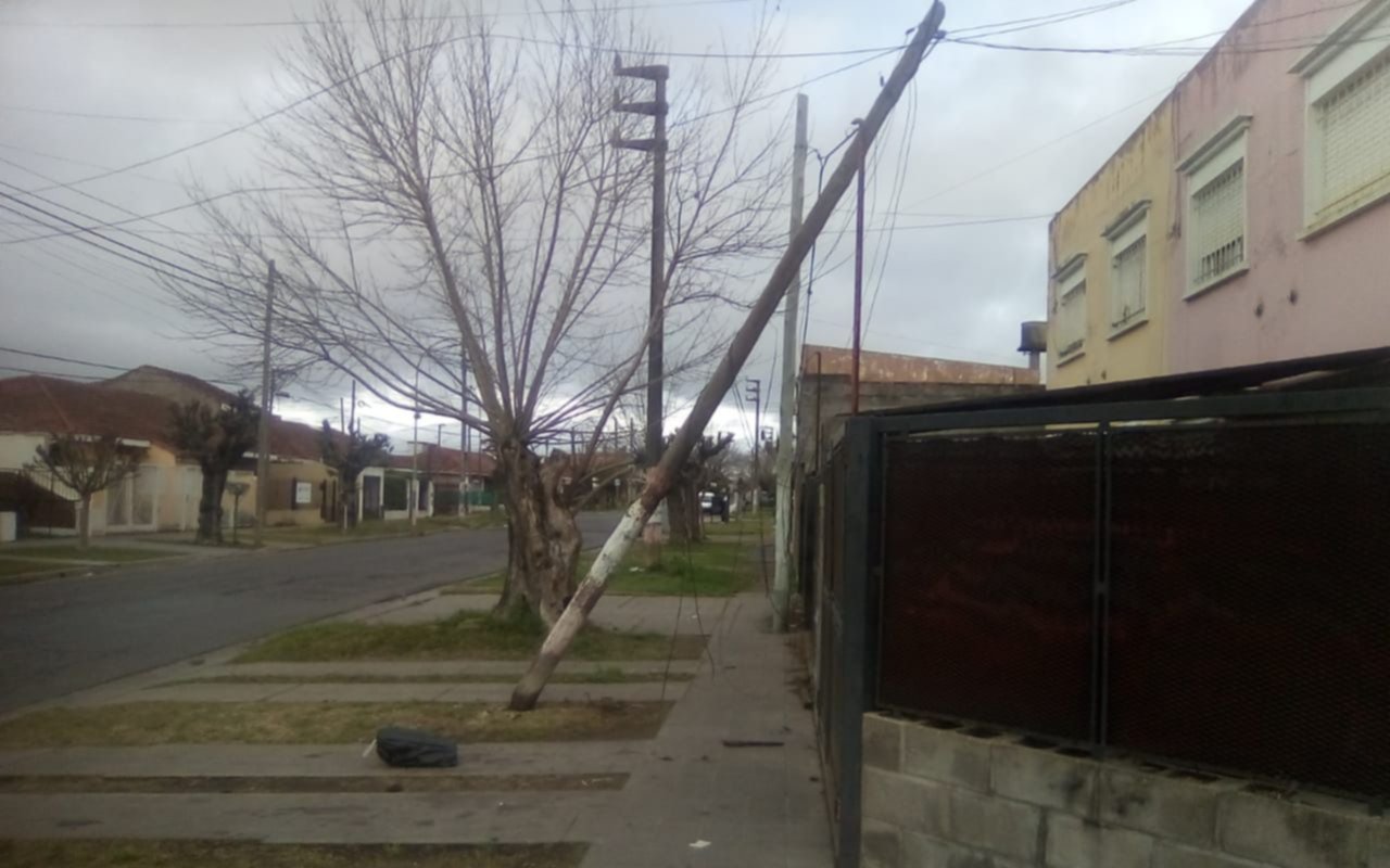 Vecinos de Barrio Jardín temen por un poste que está a punto de caer