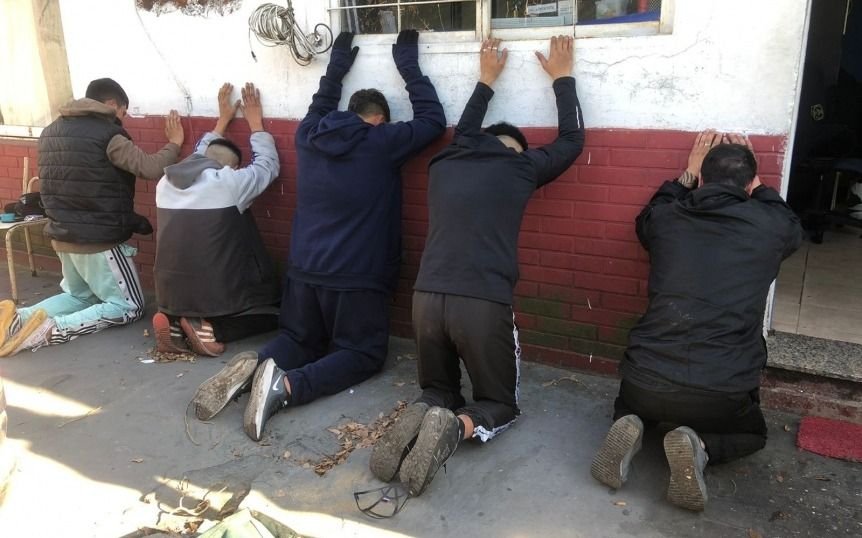 Cinco detenidos por robar un gorro y una bufanda en Ezpeleta