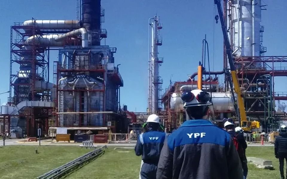 Súper bono y paritaria del 80% para petroleros de YPF
