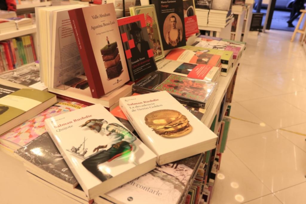 Efecto atentado: tras el ataque, crecen las ventas de los libros de Salman Rushdie