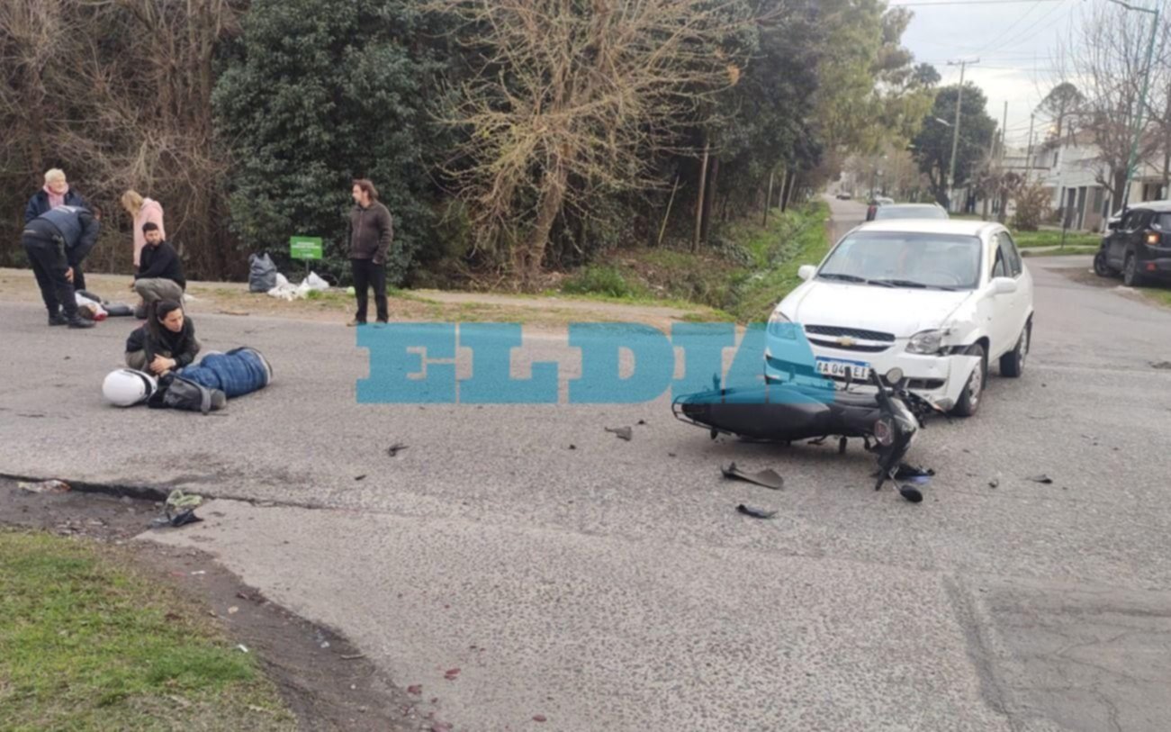 Impactante accidente en La Plata: dos mujeres salieron "volando" de la moto tras chocar con un auto