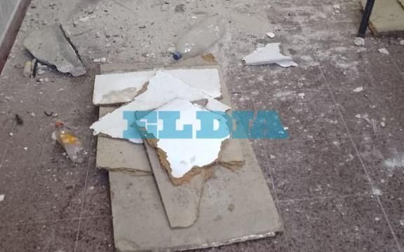 Se derrumbó un techo en una escuela de La Plata: "Había alumnos y por suerte no pasó nada"