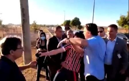 Jair Bolsonaro agredió e intentó sacarle el celular a un youtuber: quedó todo registrado