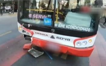 Belgrano: conducía un colectivo drogado, pasó en rojo, chocó un auto e hirió a 3 pasajeros