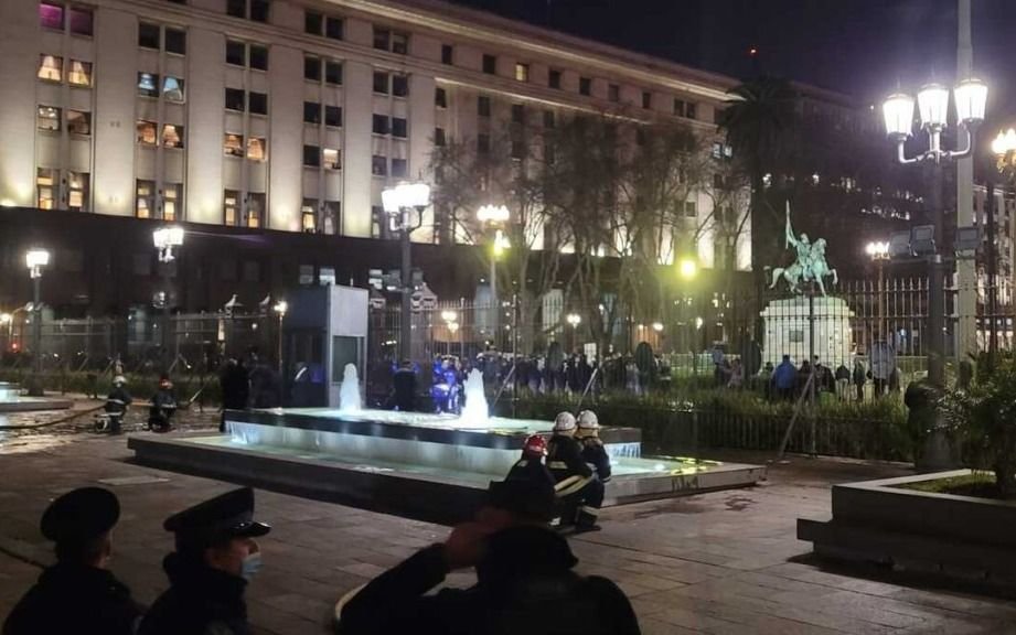 Incidentes en Plaza de Mayo: lanzaron piedras y antorchas contra la Casa Rosada