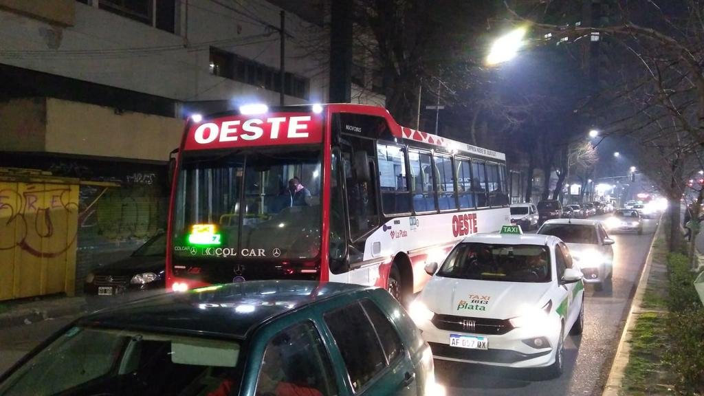 Sin avances en el conflicto de los micros y otra noche sin servicios