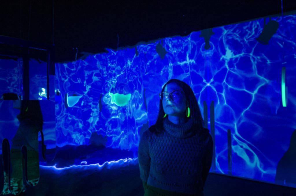 Una obra que invita a la exploración sensorial e inmersiva a través del agua