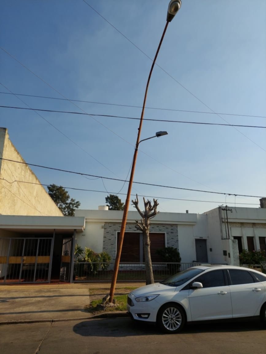 Vecinos de 8 y 525, temen por la caída de un poste de luz: "Puede hacer un desastre"