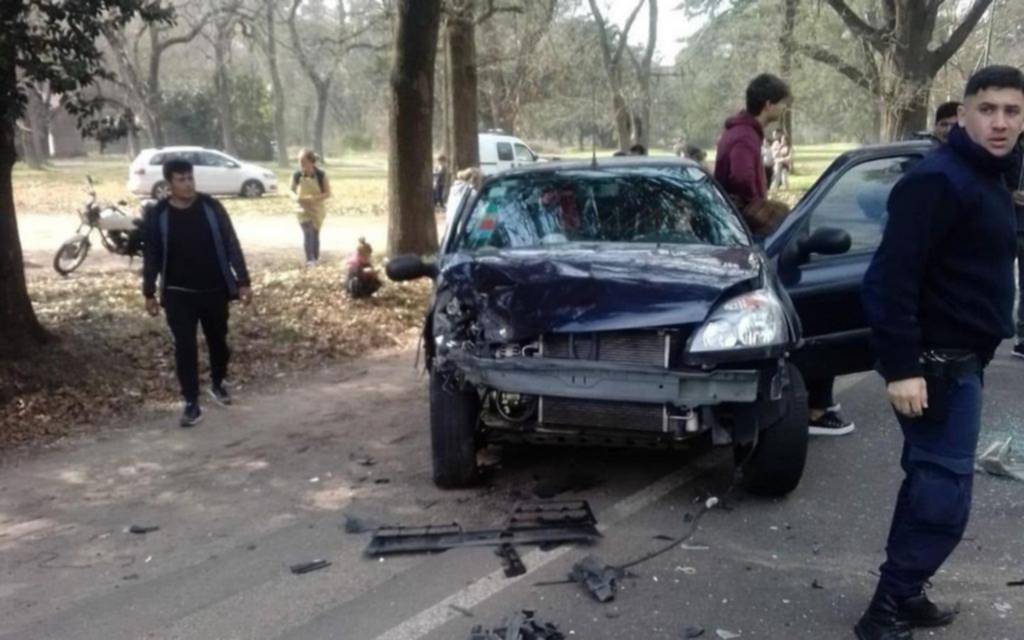Dos Clio chocaron de frente en un sector de Parque Pereyra