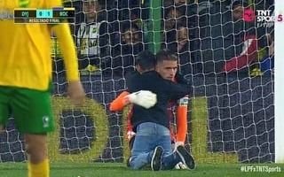  ¡Que imagen! Un nene entró a consolar al arquero de Defensa, Ezequiel Unsain, post derrota con Boca