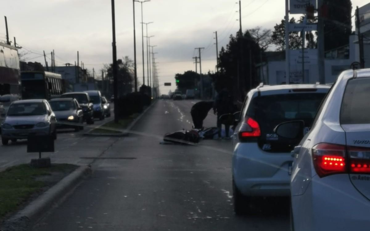 Un accidente entre un auto y una moto, dejó una mujer herida en La Plata