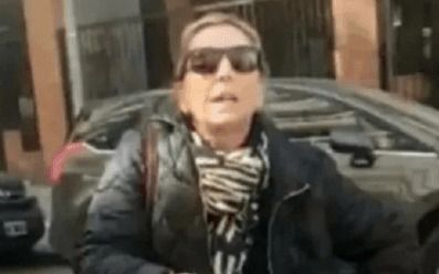 Estacionó donde no podía, insultó a un portero y terminó multada: tenía el registro vencido