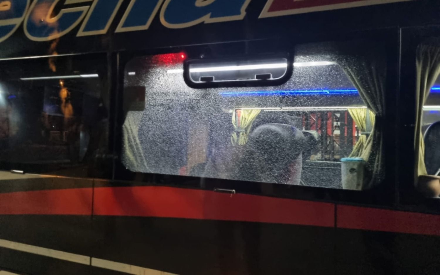 Tras el partido con Estudiantes, el micro de Unión fue apedreado y una mujer fue detenida 