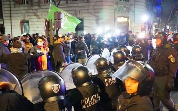 Disturbios y tensión en la casa de Cristina: la policía dispersó a los manifestantes 