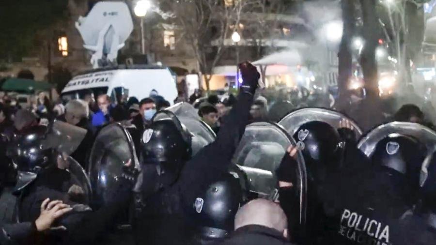 Tensión, incidentes y protestas frente a la casa de Cristina Kirchner en Recoleta