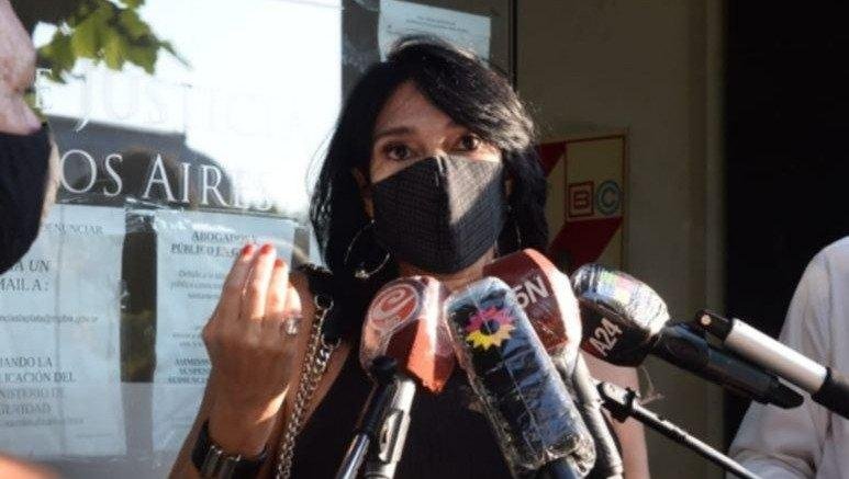 Invocando a “Satanás”, agredió a dos policías y rompió un patrullero