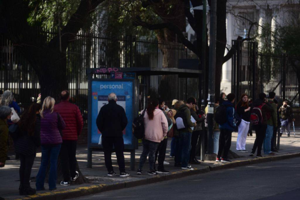 Otra madrugada sin micros en La Plata y el martes arrancó con menos frecuencias: reunión clave