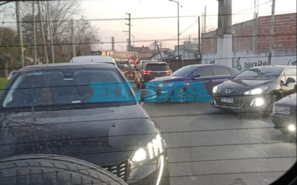 Villa Elisa: denuncian que son "rehenes" del caos vial en la ruta que conecta con la Autopista