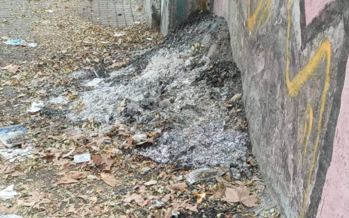 “Es un asco la zona”: vecinos enojados con las parrillas callejeras en la Estación de Tren