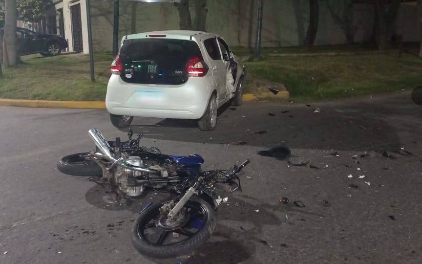 Fatal accidente en La Plata: murió un motociclista que chocó con un auto en 19 y 76 