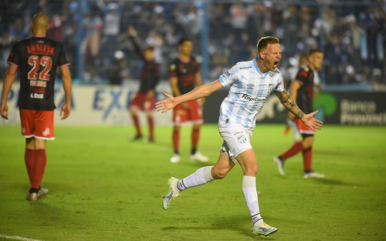 Atlético Tucumán goleó 4 a 0 a Barracas y se afirmó como único líder 