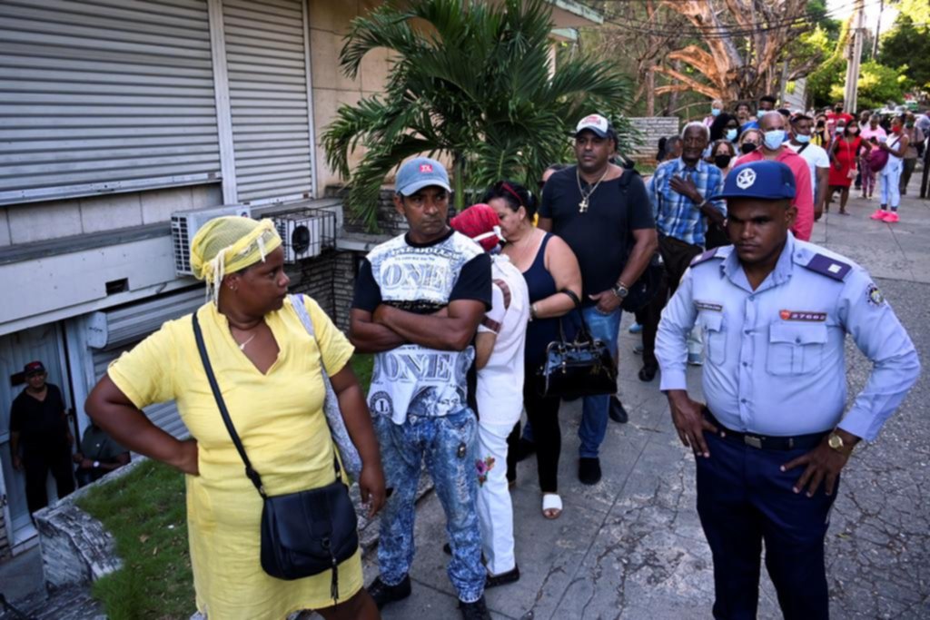 Chupate esta mandarina: cubanos arrasan con los dólares y los euros