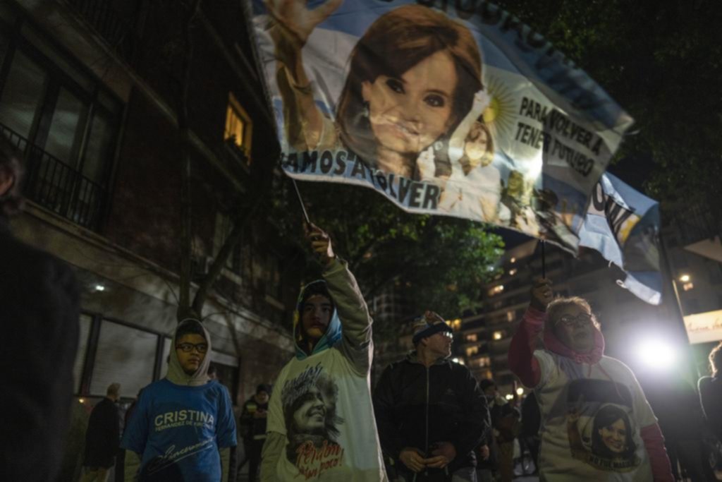 La militancia continúa con la vigilia en Recoleta