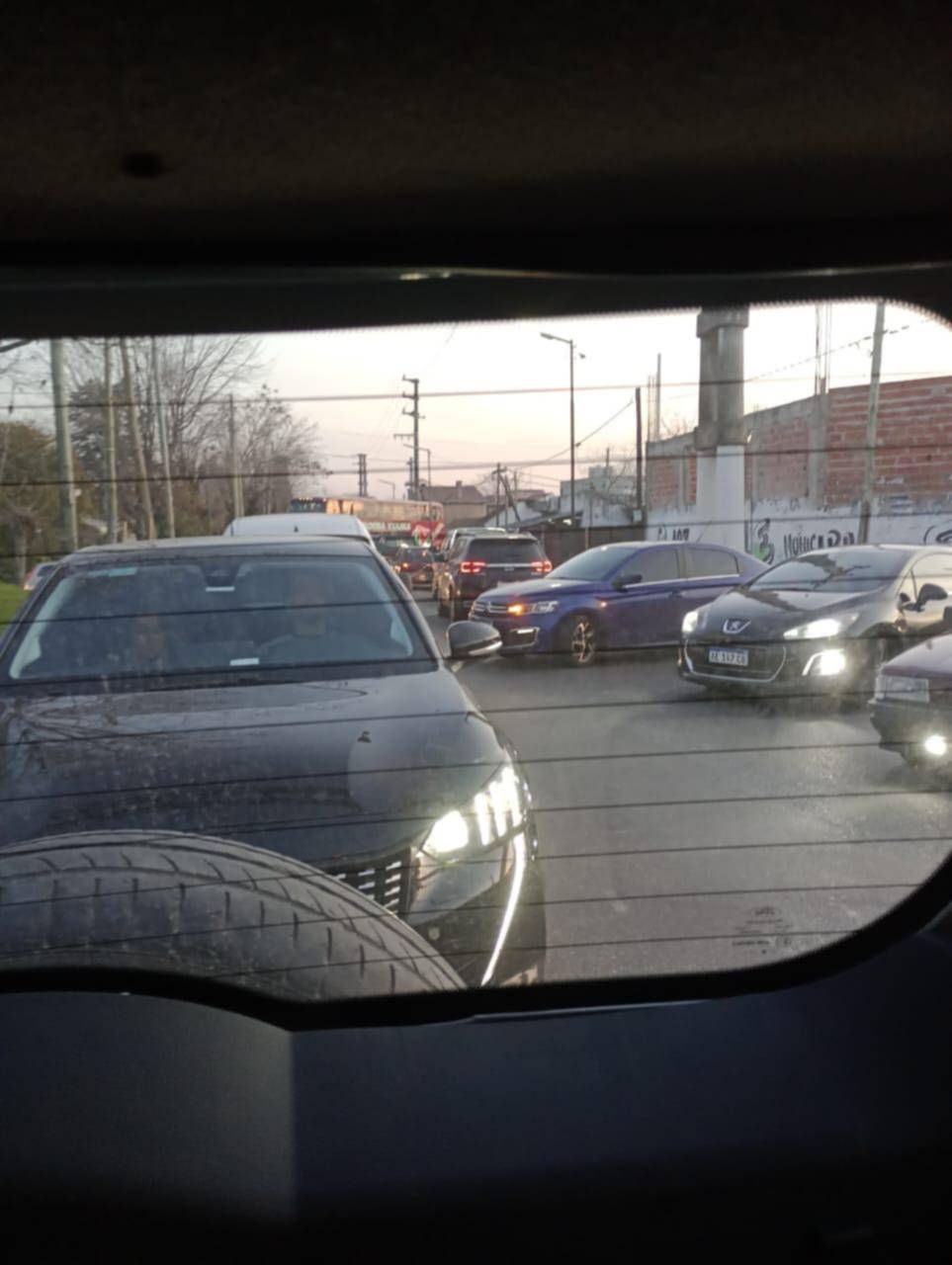 Demoras de más de media hora para entrar y salir de la Autopista
