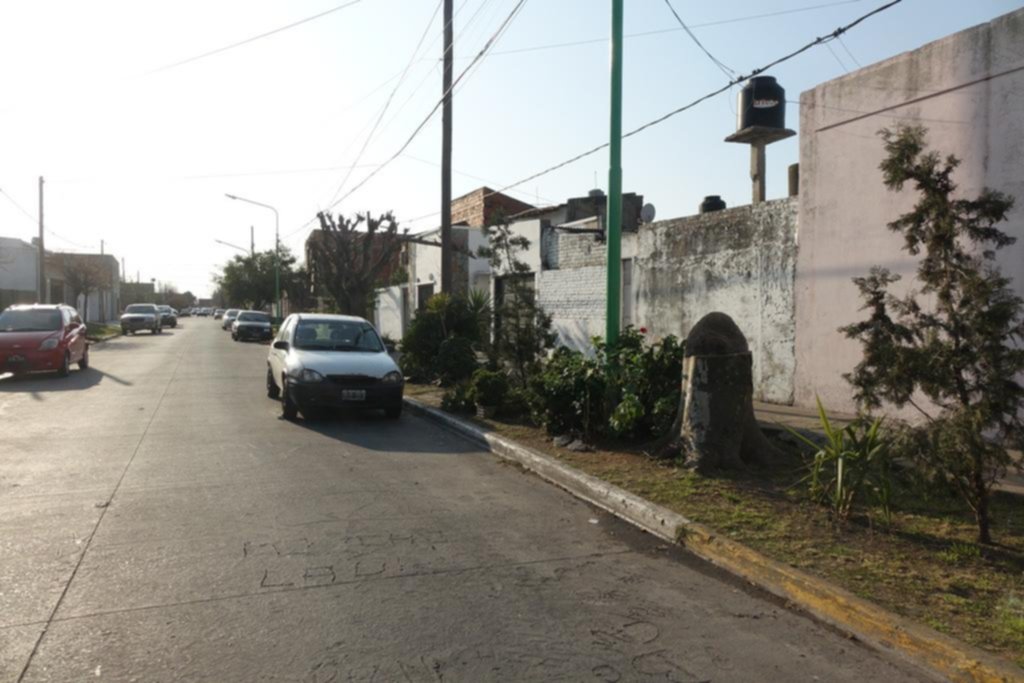 Salió a baldear y la asaltaron: entradera exprés a una mujer en Ensenada