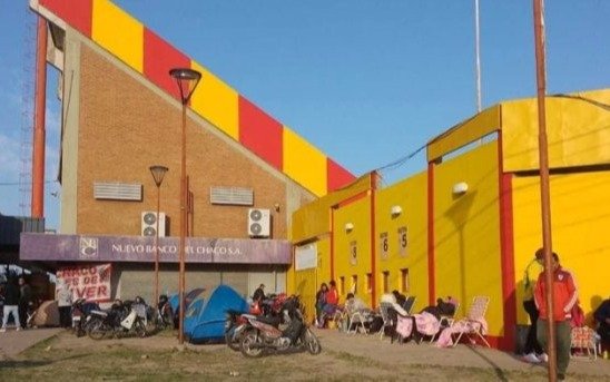 Furor por River: en Chaco, acampe de hinchas a seis días de la venta de entradas